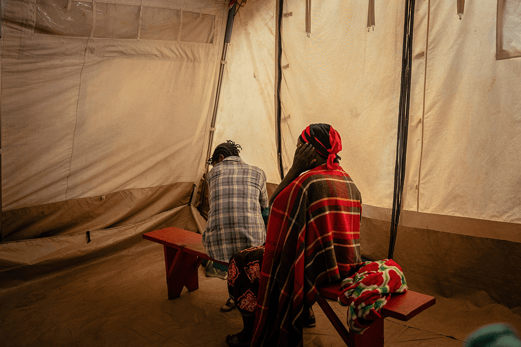 在剛果民主共和國東部，克蕾拉（化名）帶著八個孩子顛沛流離。 | 無國界醫生