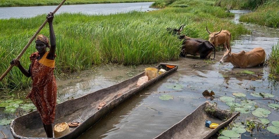 婦女在水中划著獨木舟，攝於2022 年6 月。南蘇丹瓊萊州的舊凡加克從2019 年就被洪水淹沒。