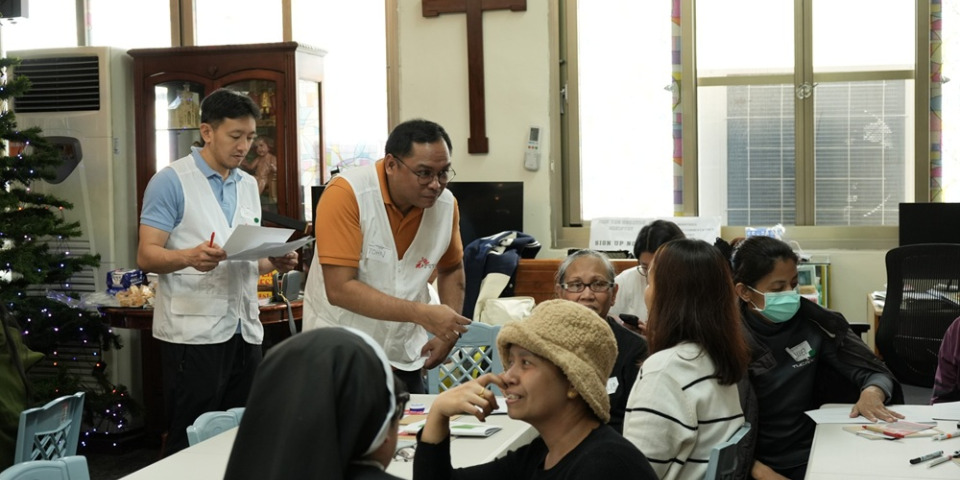 無國界醫生於2025年11月29日在台中進行移工心理急救和自我照護訓練，講師古拉蘭和參加者互動。照片攝於2025年11月29日。©無國界醫生 