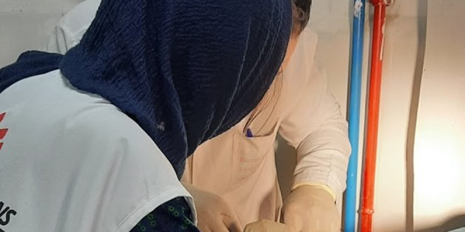 郭郁欣醫師在布斯特醫院為一名臉部被工廠機械壓傷的病患進行縫合,攝於2024年6月30日。 ©郭郁欣醫師/MSF 郭郁欣醫師在布斯特醫院為一名臉部被工廠機械壓傷的病患進行縫合,攝於2024年6月30日。