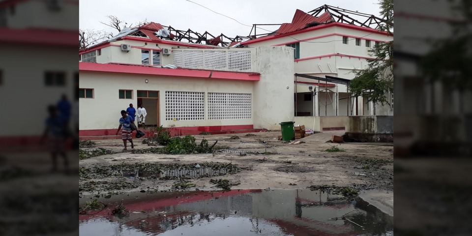 莫三比克貝拉市的衛生中心在風災中受損,屋頂被毀。© MSF