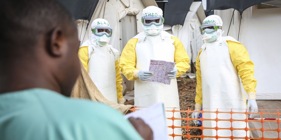 無國界醫生在剛果民主共和國曼吉納應對伊波拉疫情。©Carl Theunis/MSF