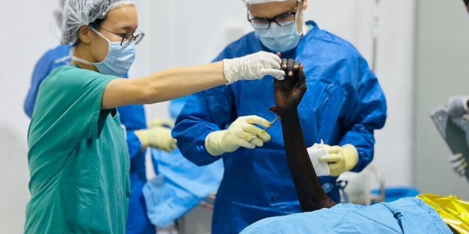 麻醉科醫師林昇誼在蘇丹塔維拉的開刀房中工作。（林昇誼提供）