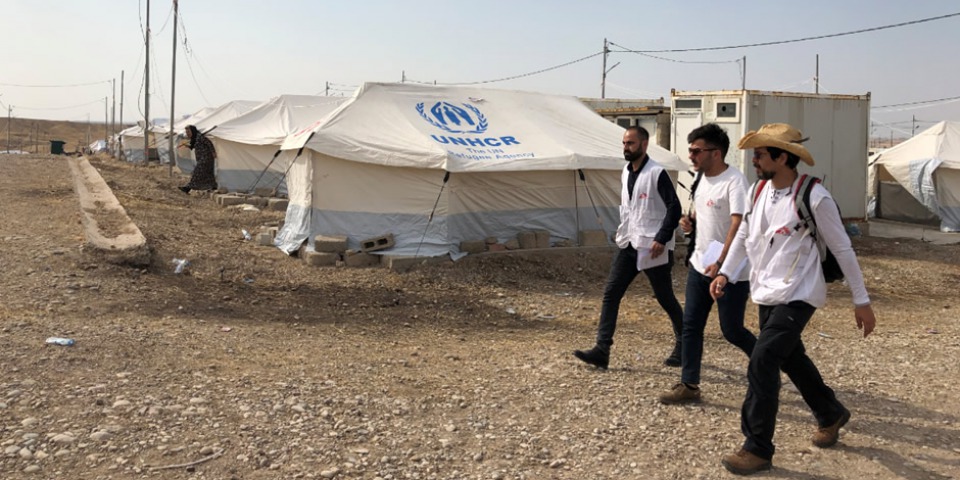 賈馬勒（中）及賈拉勒（左）在巴爾達拉什（Bardarash）難民營開始他們的一天，同行的還有在MSF負責精神健康相關活動的布魯諾（Bruno，右）。