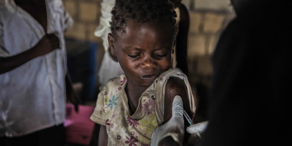 剛果的小朋友接種麻疹疫苗。©Juan Carlos Tomasi/MSF