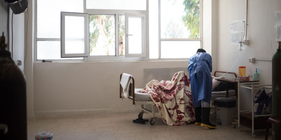病患在敘利亞拉卡的新冠肺炎治療醫院接受治療。向敘利亞一樣受衝突影響的地區迫切需要人道疫苗。