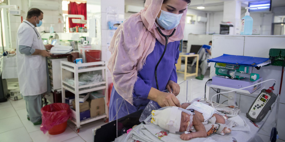 兒科醫生在MSF霍斯特的婦產科醫院的新生兒病房照顧新生兒。©Oriane Zerah