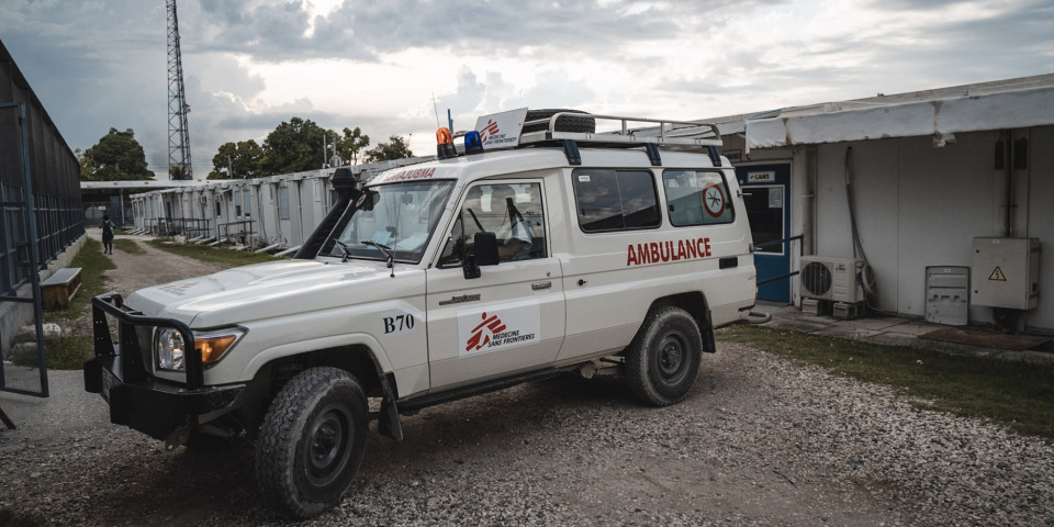 一輛無國界醫生的救護車在海地太子港泰巴爾醫院外。攝於2021年。
