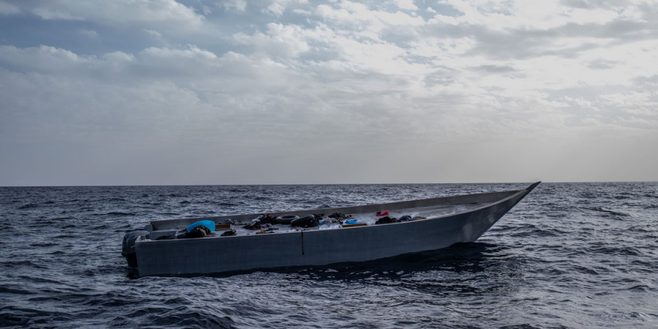 地中海中部的致命航線。2021年11月，搜救船 Geo Barents 經通報後在一艘擁擠不堪的木船上救下99人。木船已在海上漂流13小時，底部有10人窒息死亡。©Virginie Nguyen Hoang/HUMA