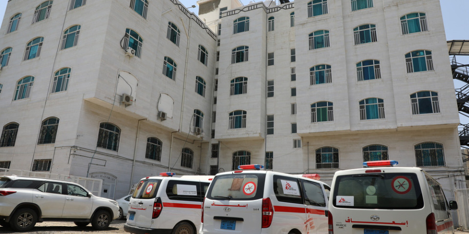 無國界醫生的救護車停在葉門胡班婦幼醫院外。2021 年 9 月。© Nuha Haider/MSF