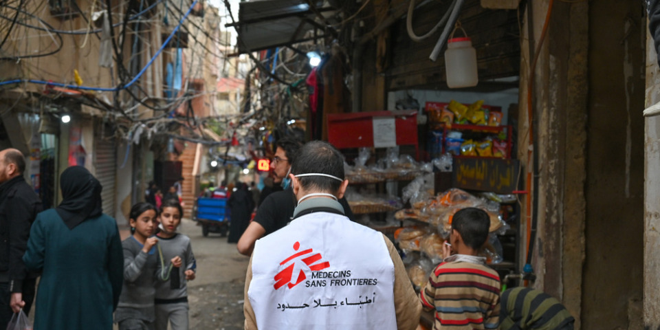 無國界醫生在布爾吉巴拉吉內(Bourj El-Barajneh)巴勒斯坦難民營內設有診所,主要為來自敘利亞和巴勒斯坦的難民提供服務。 黎巴嫩 2021© Sophie Mueller/MSF