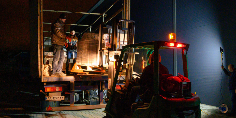 夜半時分，MSF將緊急醫療用品裝上火車送往烏克蘭基輔。©MSF 