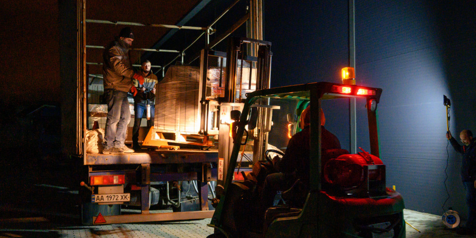 夜半時分,MSF將緊急醫療用品裝上火車送往烏克蘭基輔。©MSF