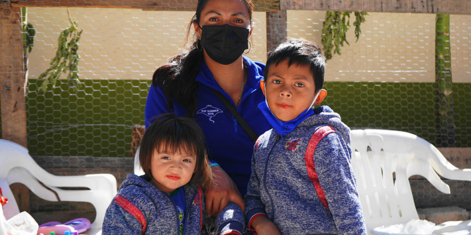 28歲的阿曼達．瑪麗貝爾．桑切斯（Amanda Maribel Sánchez）因受到威脅而逃離宏都拉斯的科潘（Copan）和倫皮拉（Lempira），為自己和兩個孩子尋求庇護。2月初，她帶著兩歲和三歲的孩子越過格蘭德河去美國申請庇護。但當局根據《第42條法案》將她驅逐出境。©Yesika Ocampo/MSF