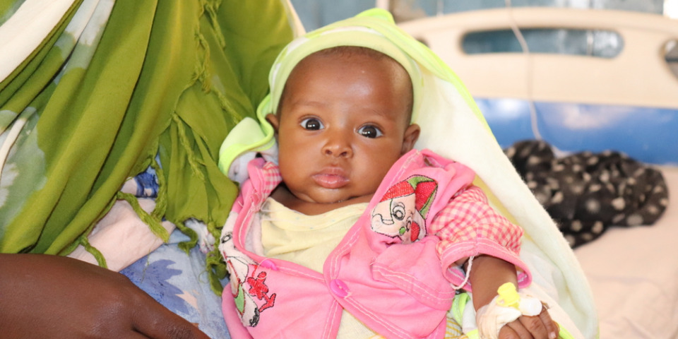 5個月大的女孩在無國界醫生支援的醫院接受治療。© Dahir Abdullahi/MSF 