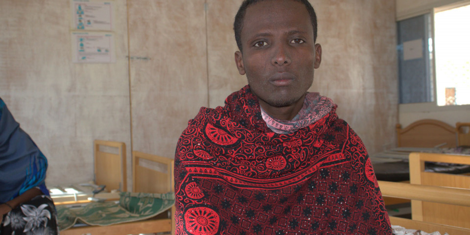 24歲的阿布迪威利．法拉赫（Abdiweli Farah）被送往無國界醫生支持的位於蘇爾地區拉斯阿諾德綜合醫院的麻疹隔離病房。自拉斯阿諾德最近爆發麻疹疫情以來，已有600多名麻疹患者入住該病房。照片攝於2022年3月13日。  © Dahir Abdullahi/MSF