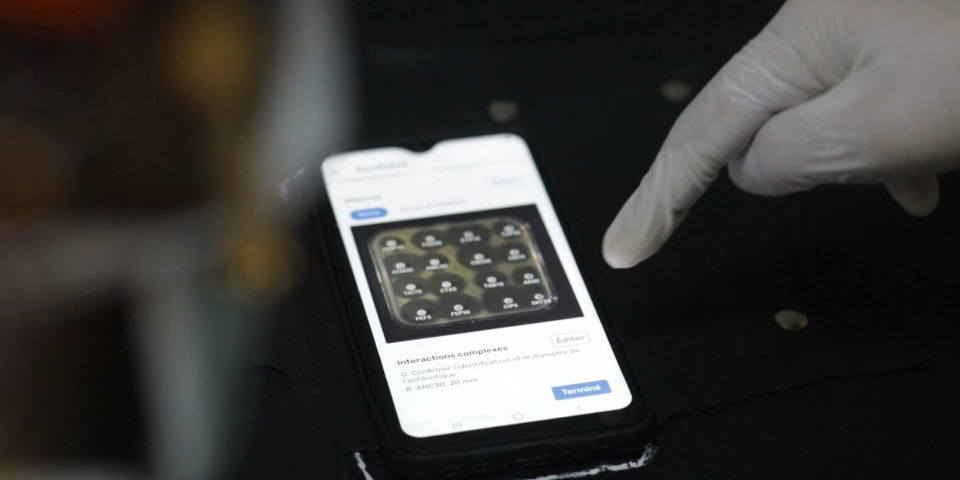 手機螢幕顯示打開 Antibiogo app 以及抗藥圖譜的畫面。©Ismael Diallo