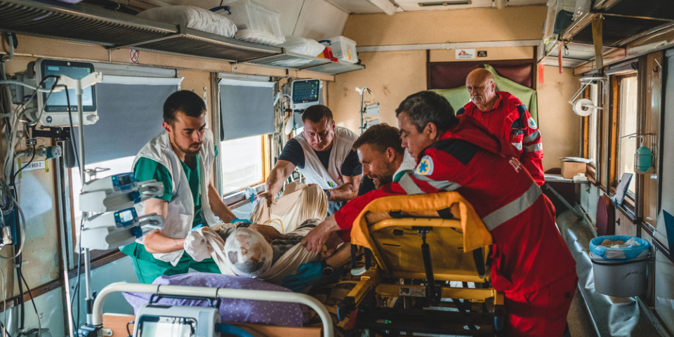 無國界醫生團隊將重傷病患送上醫療列車轉送到烏克蘭西部城市利維夫接受更進一步治療。