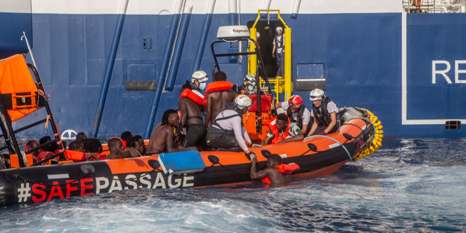 2022 年6 月27 日下午，無國界醫生從一艘遇險的橡皮艇上救出71 人。船上 22 人失踪，3 人情況穩定，其中還有非常年幼的兒童，一名婦女在經過 30 分鐘的搶救仍在船上死亡。這是地中海中部又一次悲慘的救援，倖存者非常虛弱且帶有創傷。© Anna Pantelia/MSF