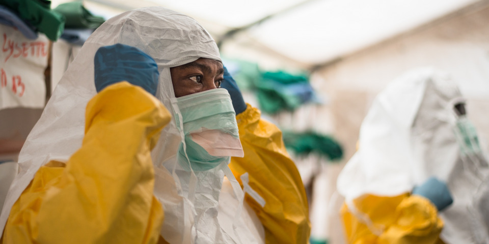 無國界醫生於2014年應對在剛果民主共和國爆發的伊波拉疫情。© Gabriele François Casini/MSF