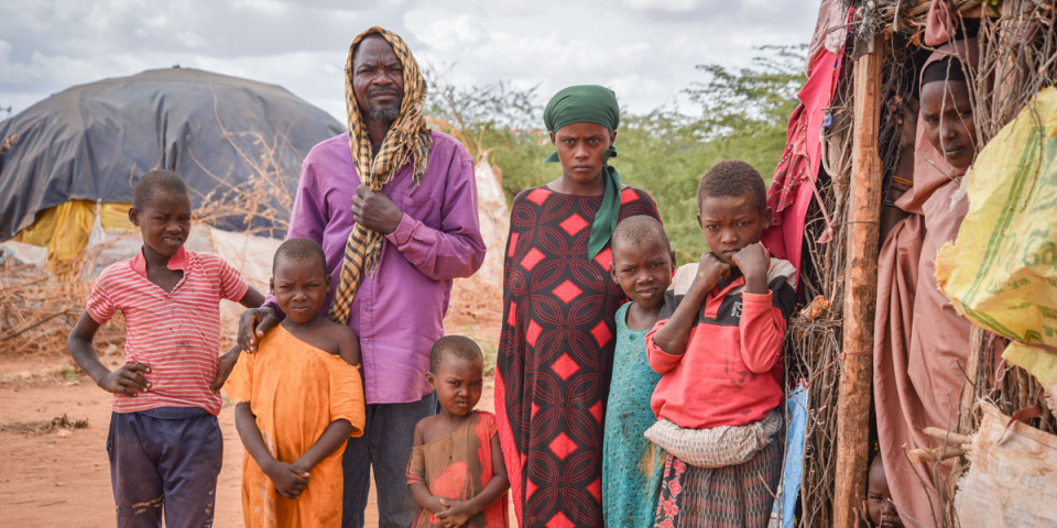 來自索馬利亞，50歲的卡米斯先生（Borow Ali Khamis）與他的一家人因為旱災，移居到肯亞的達達阿比難民營。©MSF/Lucy Makori