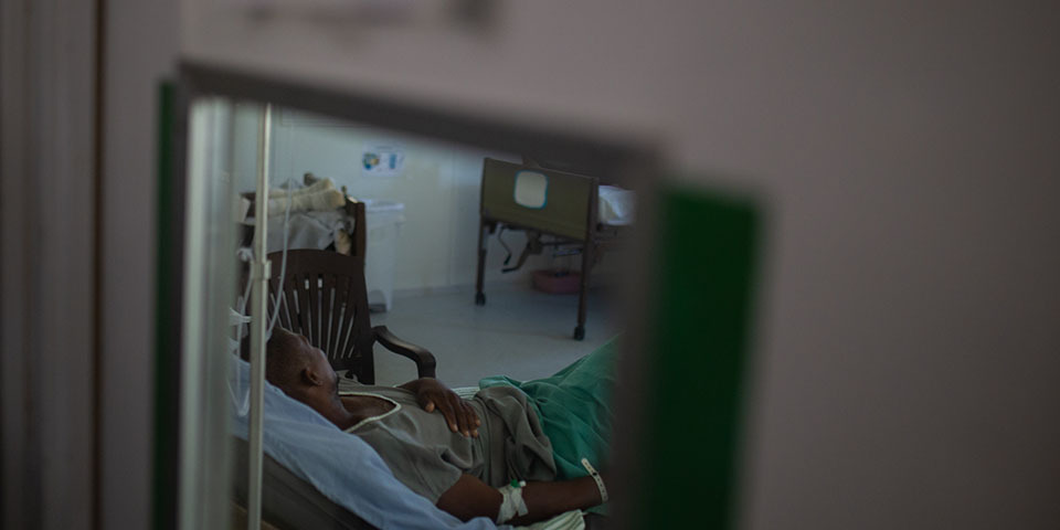 一名病人在無國界醫生海地泰巴爾的醫院病房內休息