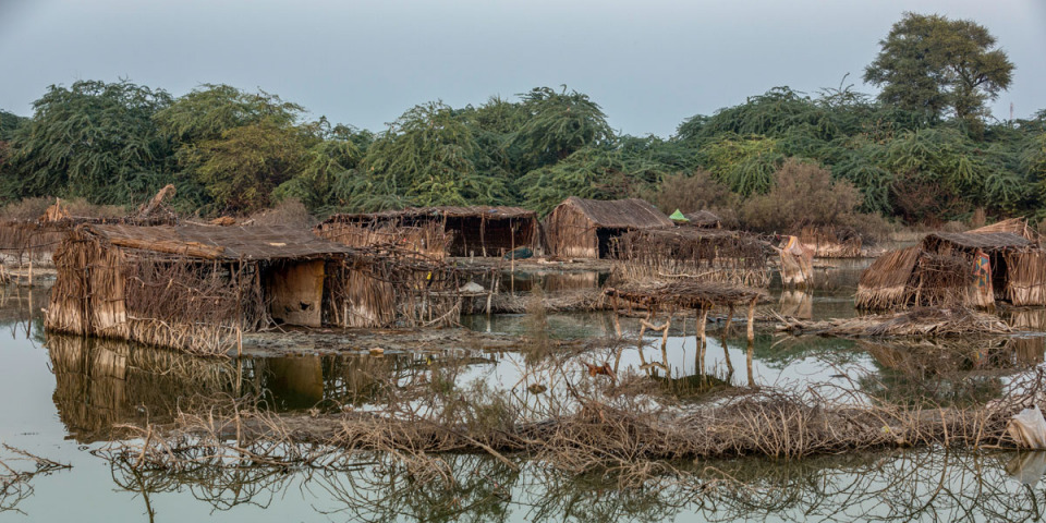 信德省被雨淹沒的小屋。攝於2022年11月。©Asim Hafeez for MSF