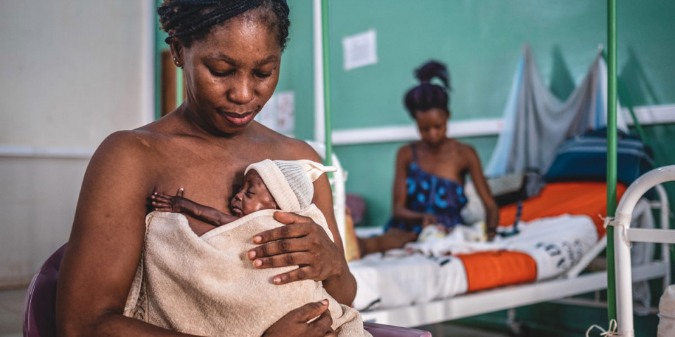 早產的阿凡奇（Archange）在加護病房待了45天，出來後媽媽史蒂芬妮實施袋鼠式護理。圖攝於無國界醫生支援的班基社區醫院（CHUC）。© Barbara Debout