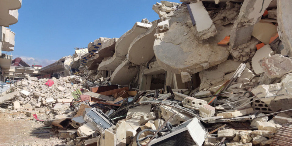 敘利亞伊德利布省達納市（Al-Dana）被地震毀壞的建築。©Hadia  Mansour