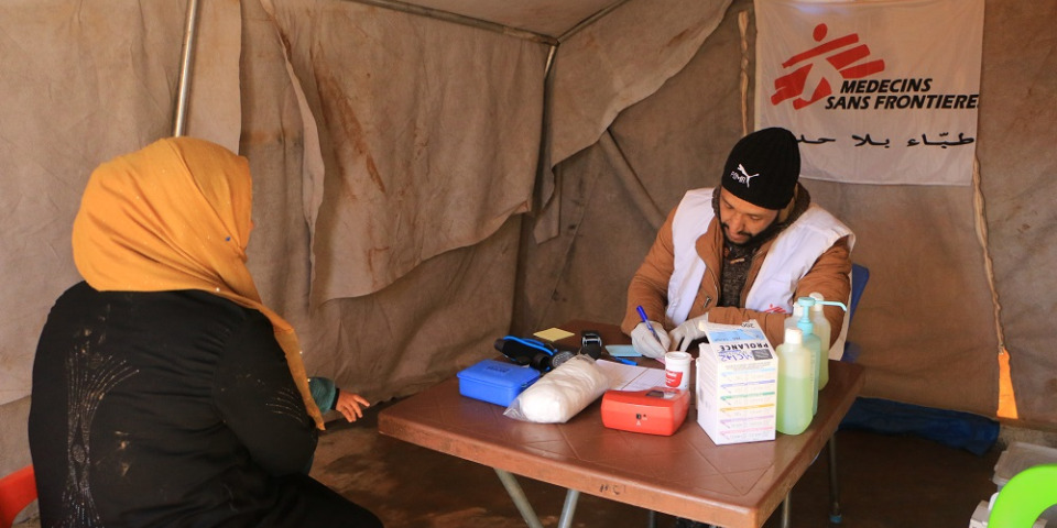 土敘地震後，無國界醫生在敘利亞堅達里斯透過行動診所，提供一般諮詢和心理諮商服務。一年過去，我們仍持續注意當地的心理健康需求。照片攝於2023年2月。©Abdul Majeed Al Qareh