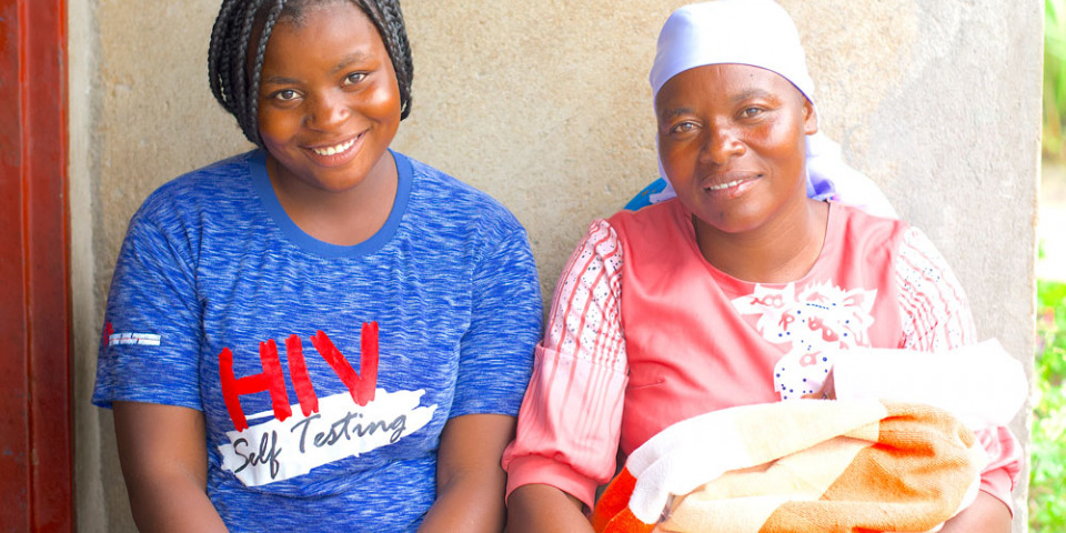 賈桂琳（右）與她加入青少女媽媽社團的女兒麥芙樂斯（左）© Dorothy Meck/Afro Vision Trust