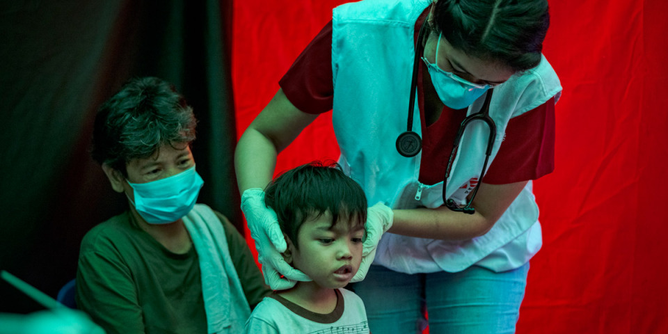 無國界醫生團隊的結核病醫生特里莎在菲律賓馬尼拉為兒童進行診斷。攝於2023年3月13日。© Ezra Acayan