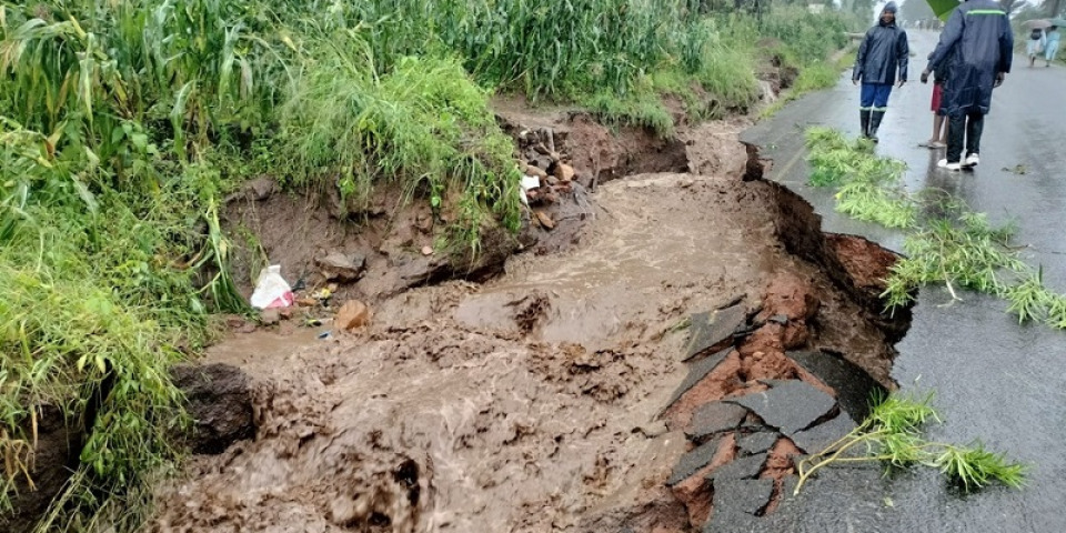 熱帶氣旋佛萊迪夾帶暴雨強風侵襲馬拉威南部地區，造成道路、建築物和電纜等基礎設施損毀，照片中道路所在的契拉朱魯是受災最嚴重的區域之一。