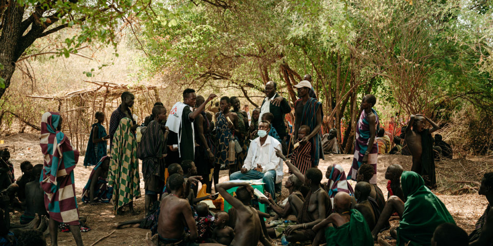 2023年2月在衣索比亞南奧莫地區South Omo zone，無國界醫生的醫務人員在行動診所前進行分流，以確保嚴重健康問題的人們能夠優先接受治療。© MSF/Julien Dewarichet