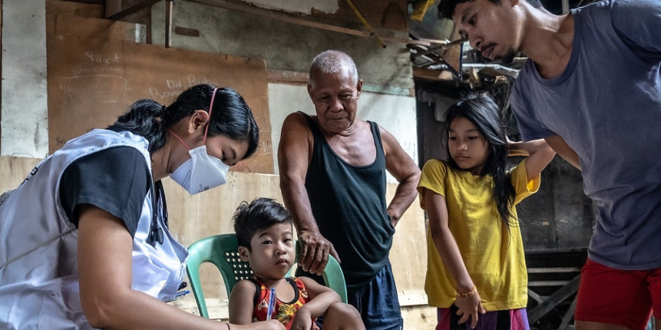 崔莎．塔哈尼（Trisha Thadhani） 醫生在菲律賓馬尼拉湯都的一個內社區了解一名兒童的健康狀況。她的團隊積極在該區發掘結核病病例病進行防治。