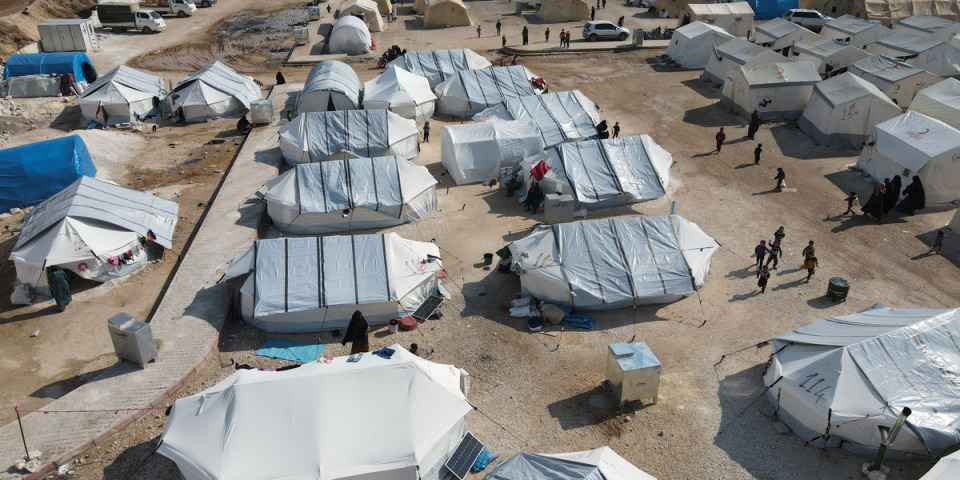 Hamam營地位於敘利亞堅達里斯地區，為因地震而流離失所的270個家庭建立。無國界醫生在該營地運營一個行動診所，為人們提供基本醫療服務。© Abd Almajed Alkarh