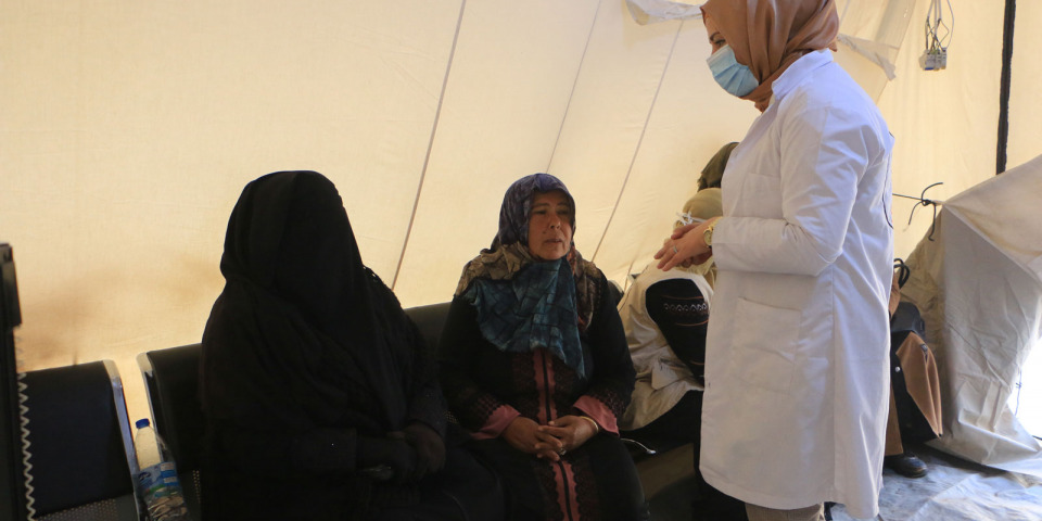 MSF團隊在敘利亞堅達里斯的斷垣殘壁中提供醫療照護© MSF/ Abd Almajed Alkarh 