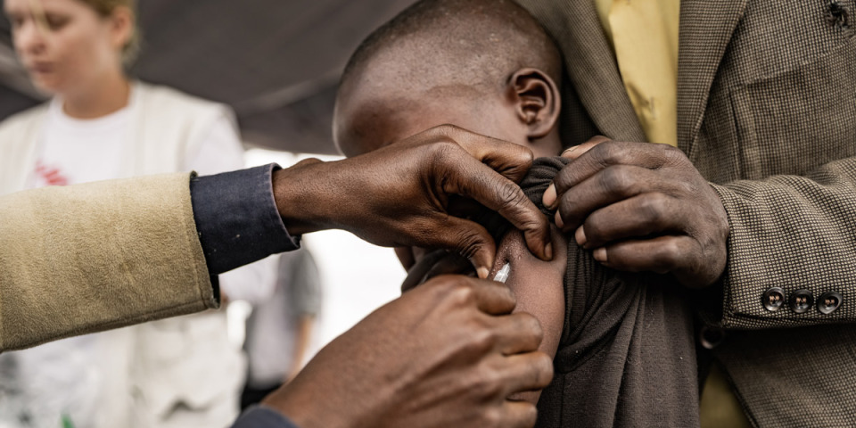 在剛果民主共和國，麻疹的主要感染對象多為年幼兒童，無國界醫生靠著定期接種麻疹疫苗來預防疫情爆發。攝於2023年3月1日。 ©Michel Lunanga/MSF