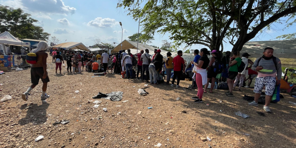 數百名移民穿越達連峽谷後抵達接待中心 © Natalia Romero/MSF