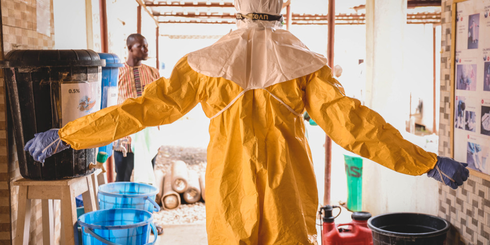 一名無國界醫生工作人員在奈及利亞埃邦伊州的聯邦教學醫院病房巡視後，被用稀釋的氯水噴灑消毒。 攝於2023年3月31日。©MSF/Abba Adamu Musa