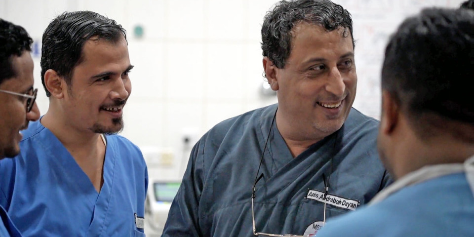 葉門護理師阿尼斯與同事在加護病房討論。©MSF