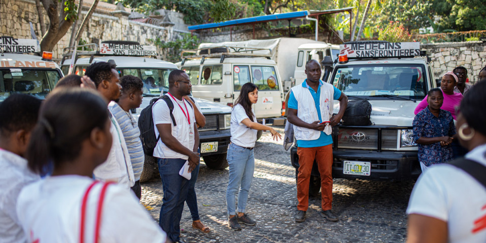 無國界醫生在海地首都太子港的行動診所團隊進行工作前的簡報。  攝於2023年2月28日 © Alexandre Marcou/MSF 