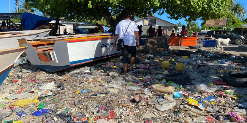 吉里巴斯南塔拉瓦(South Tarawa)的漁村,在這片狹小的土地上管理垃圾是一項挑戰。© MSF/Nicolette Jackson