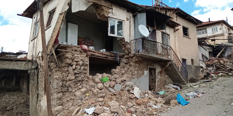 位在土耳其馬拉提亞（Malatya）的波拉特（Polat）村崩塌的房子 © Stefan Pejovic/MSF