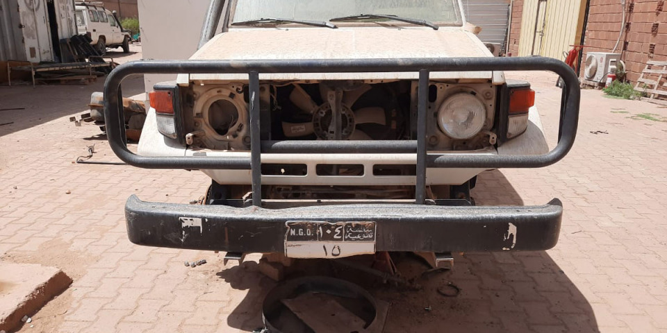 喀土穆倉庫遭武裝人士搶劫，醫療物資、油料和車輛被搶，有些輪胎也被拔走。© MSF 