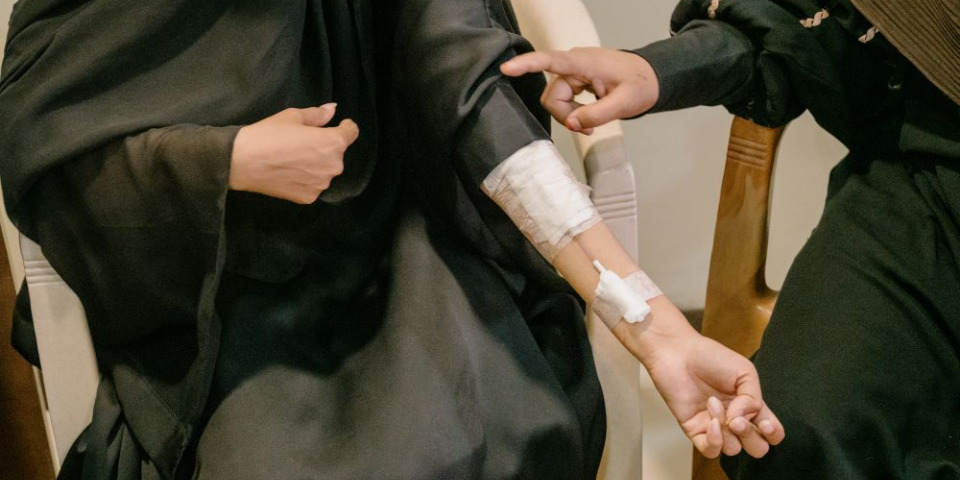 17歲的阿南(Anam,化名)是一名 抗藥性結核病患者,正在接受結核病藥物。 攝於印度,2023 年 5 月 1 日。©Premananda Hessenkamp 17歲的阿南(Anam,化名)是一名 抗藥性結核病患者,正在接受結核病藥物。 攝於印度,2023 年 5 月 1 日。