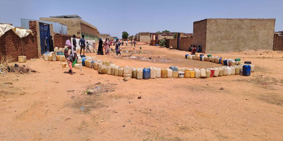 在蘇丹西達夫首府朱奈納（El Geneina），人們在少數的供水點排隊等候。為了避免成為攻擊目標，人們通常會避免群聚排隊。2023年6月11日 ©MSF