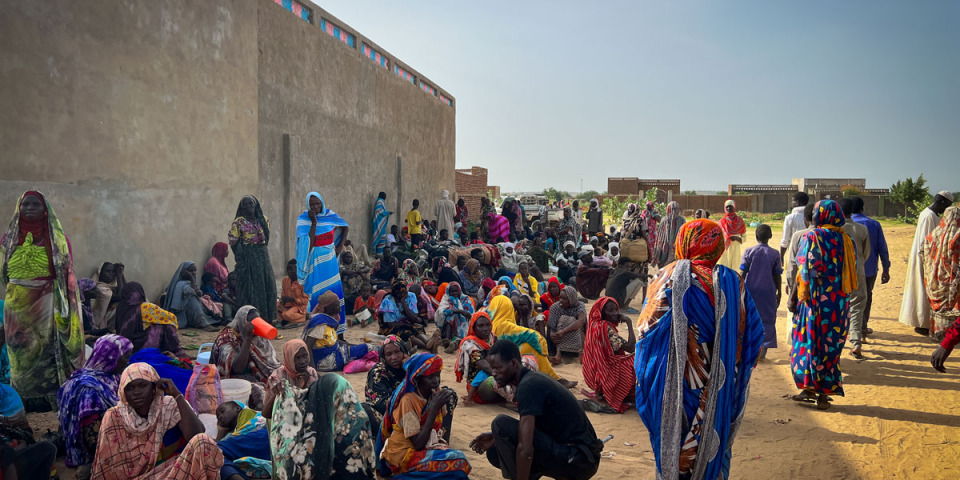 超過 600 名因衝突受傷的蘇丹人抵達查德的阿德雷醫院，接受無國界醫生和衛生局的治療。 6 月 15 日就接收了至少 242 名傷患，6 月 16 日則接收了 348 名傷患。© MSF/Mohammad Ghannam
