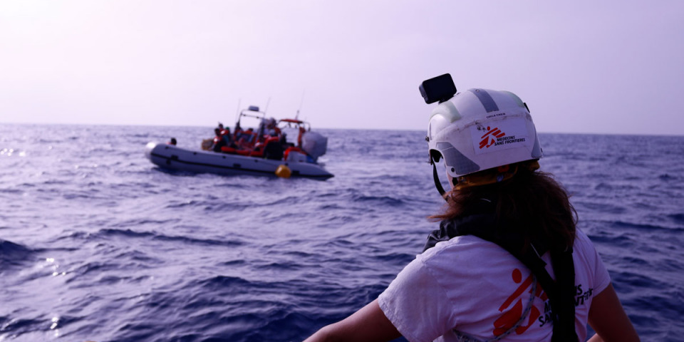 2023年6月24日早上，無國界醫生搜救艇Geo Barents在馬爾特塞爾（Malteser）搜救區救援了13名移民，其中包括2名女性和2名未成年人，他們被困在一艘無法航行的橡皮艇上。 這些倖存者在地中海度過了超過3天的時間。© MSF/Skye McKee