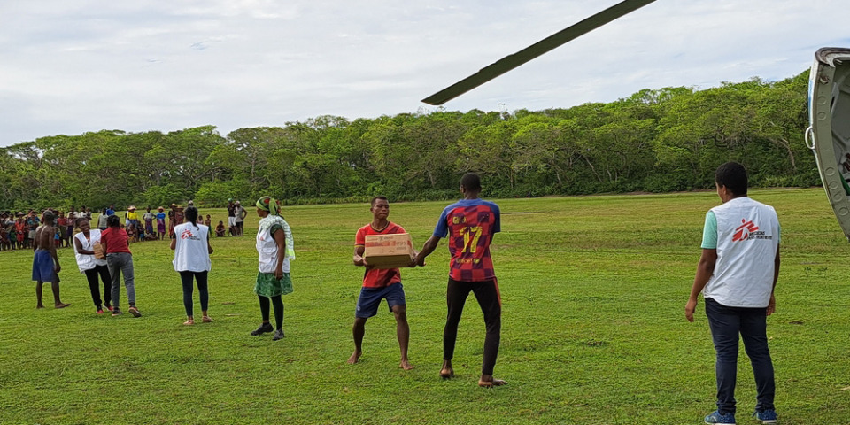 2023年,颶風襲擊馬達加斯加,導致當地基礎設施嚴重損毀。無國界醫生團隊透過直升機運送治療性食物至東海岸一處偏遠的醫療中心。 © Mitsi Persani/MSF©Mitsi Persani/MSF